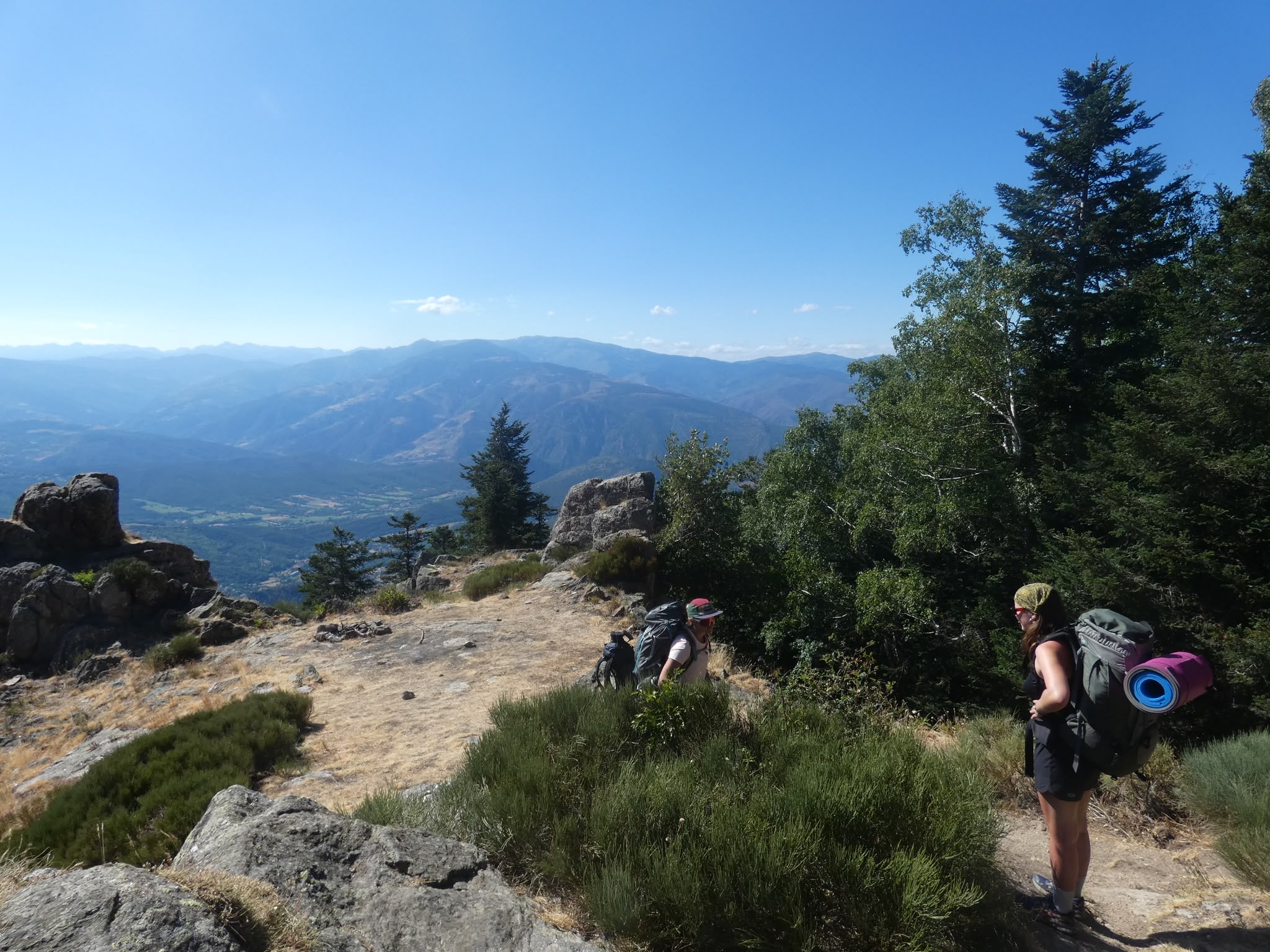 Des randonneurs sur une crête avec une vue dégagées et très haute donnant la côte